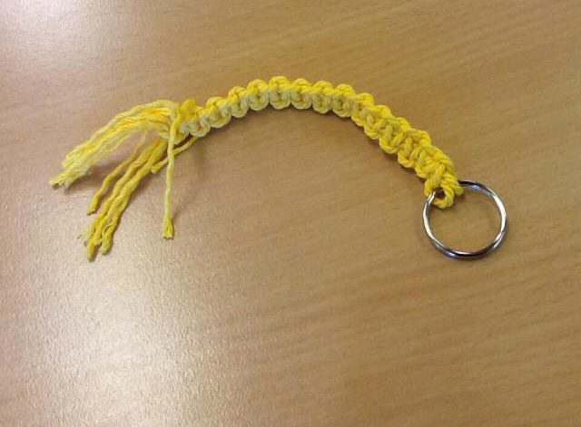 nyckelring i makramé