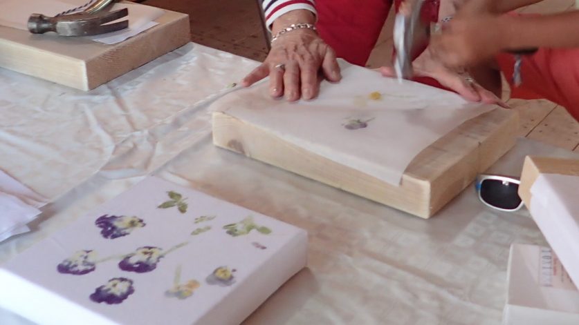 bankar med hammare på blomma på tyg