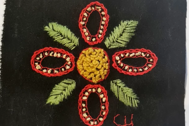 Broderi, blomma på svart vadmal