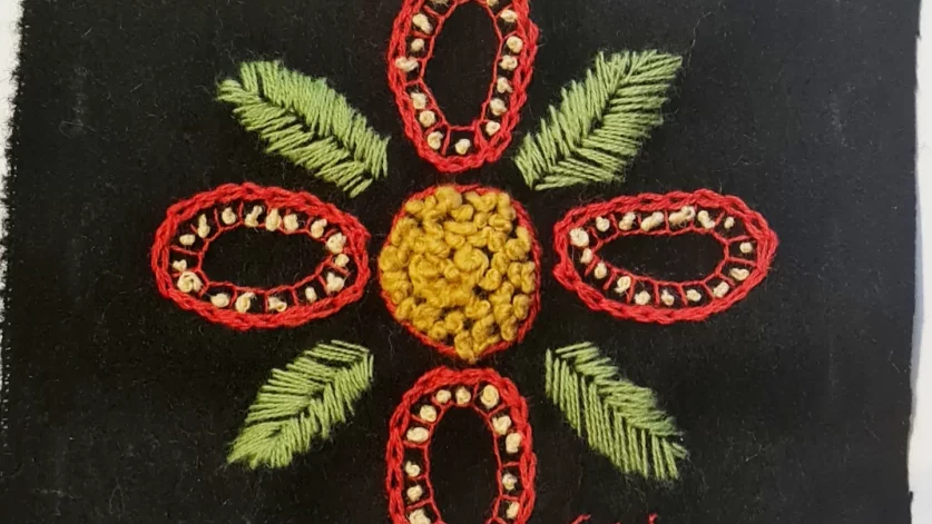 Broderi, blomma på svart vadmal