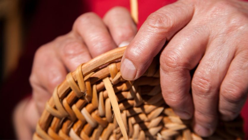 händer som flätar en korg