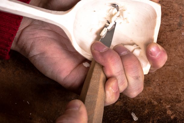 täljer en slev med kniv