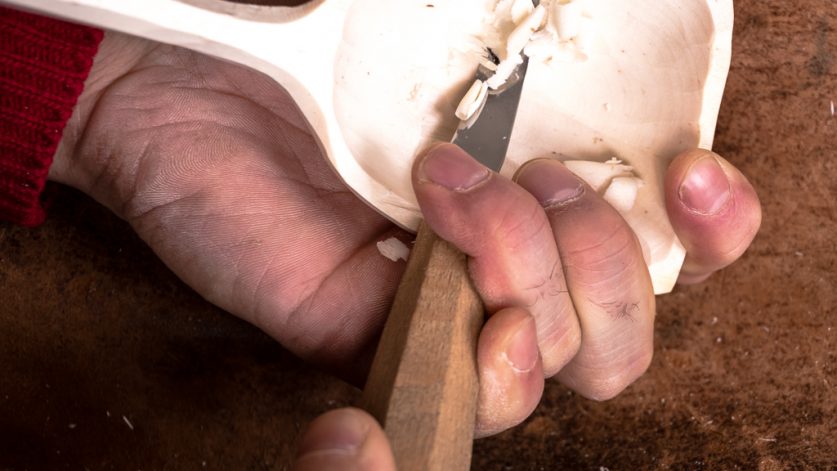 täljer en slev med kniv