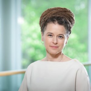 Amanda Lind i vitt