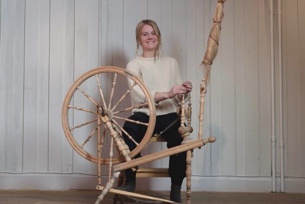 Johanna Krantz vid spinnrocken.