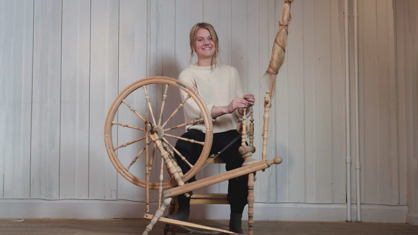Johanna Krantz vid spinnrocken.
