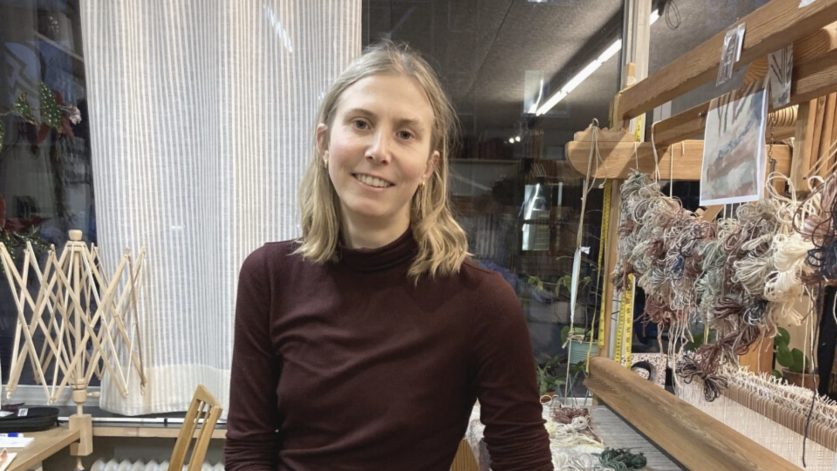 Porträtt av Siri Pettersson, handvävare och konstnär.