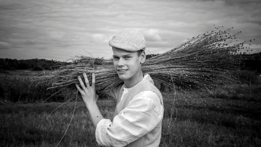 Gustav Karlsryd med linbunt på axeln.