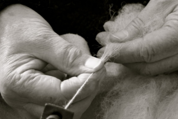 Spinna ull med slända