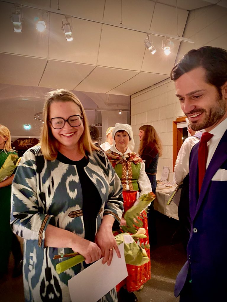 Hillevi Skoglund berättar om utställningen "Lin on me" för Prins Carl Philip under Hemslöjdens stipendieutdelning 2022.