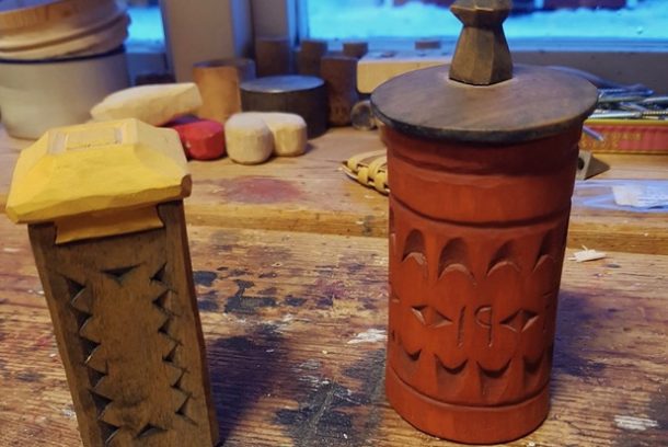 Två krymburkar med lock.