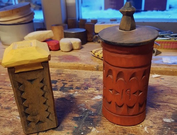 Två krymburkar med lock.