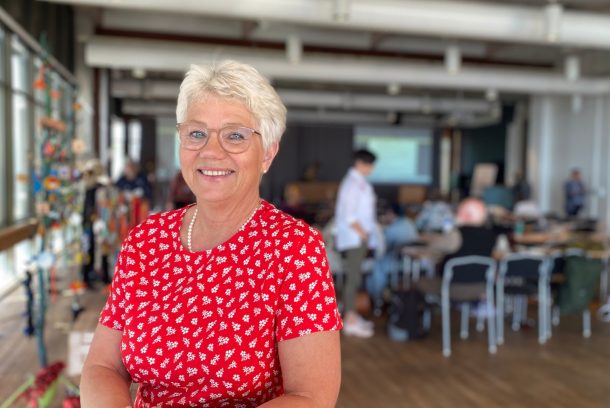 Leende Lena Lundkvist i röd sommarklänning.