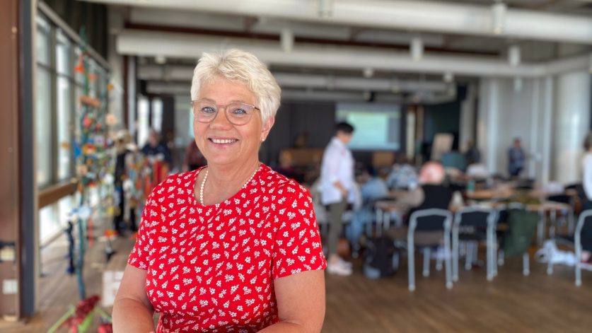 Leende Lena Lundkvist i röd sommarklänning.