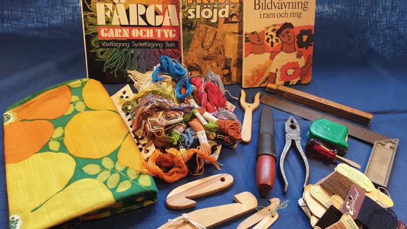 Slöjdmaterial så som böcker, verktyg, garn och tyg