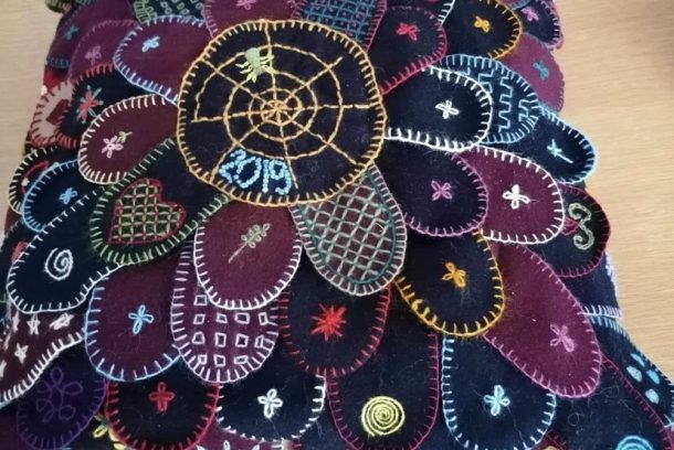 Broderad klackmattekudde