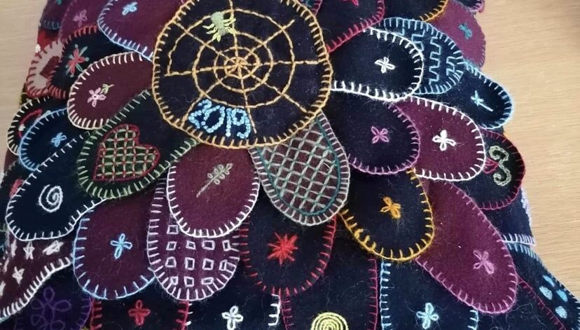 Broderad klackmattekudde