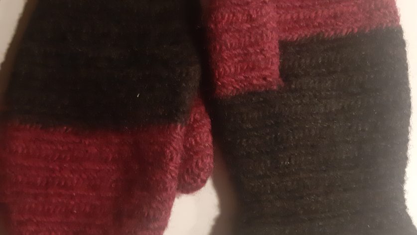 två vantar tillverkade i nålbindningteknig