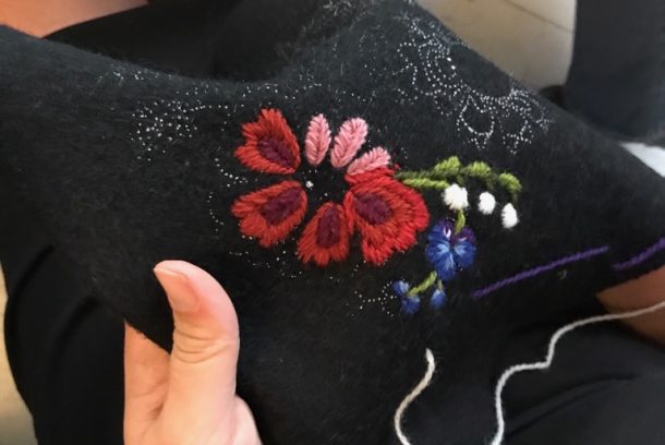 Blommor broderade på svart ylle