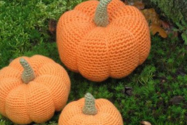 Stickade pumpor i orange garn