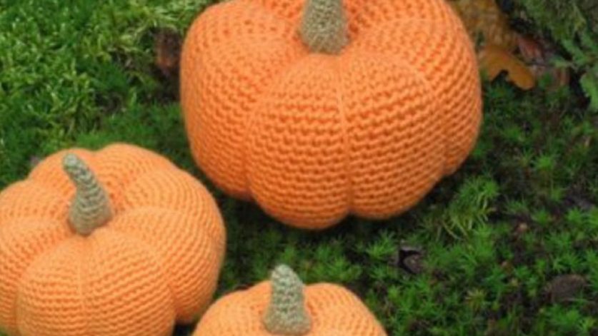 Stickade pumpor i orange garn