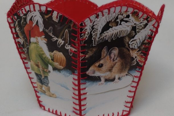Julkorg av vykort med jultema